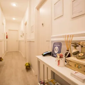 Vatican's Keys Couette-café Rome